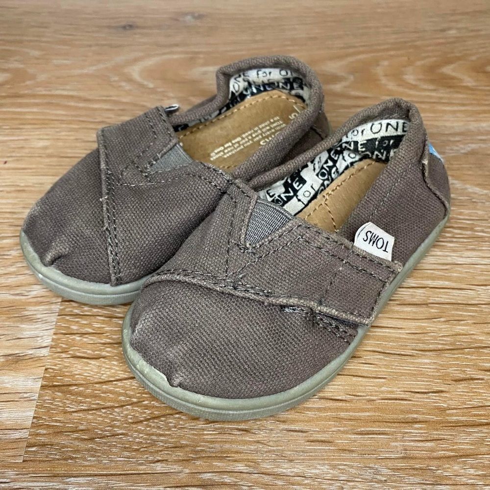 Toms Size 5 Baby Boy Taupe Slip On shoes
